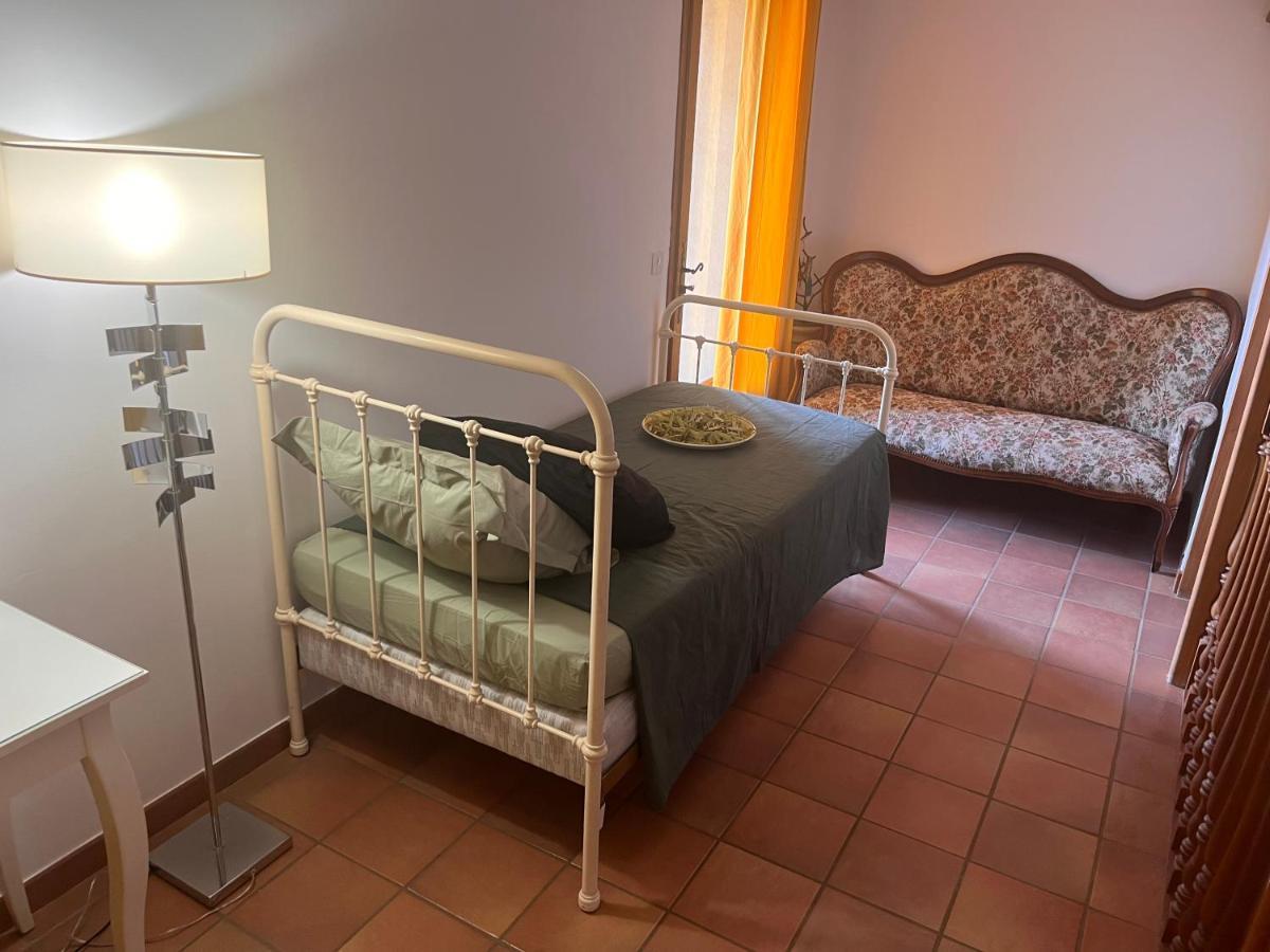 Le Mazet De Choubouloute Bed and Breakfast Saint-Gilles  Buitenkant foto